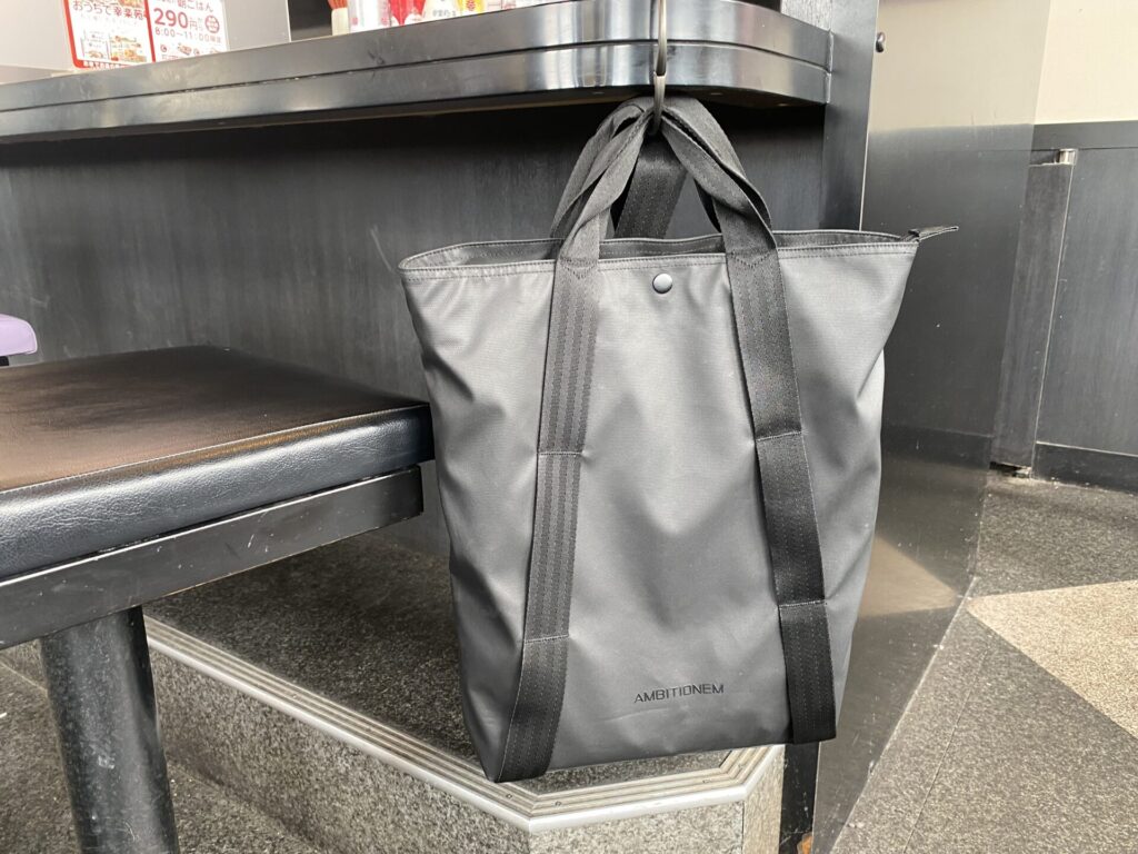 バッグハンガー【 クリッパ(clipa)】を使えば、飲食店の床にバッグを置く必要がない