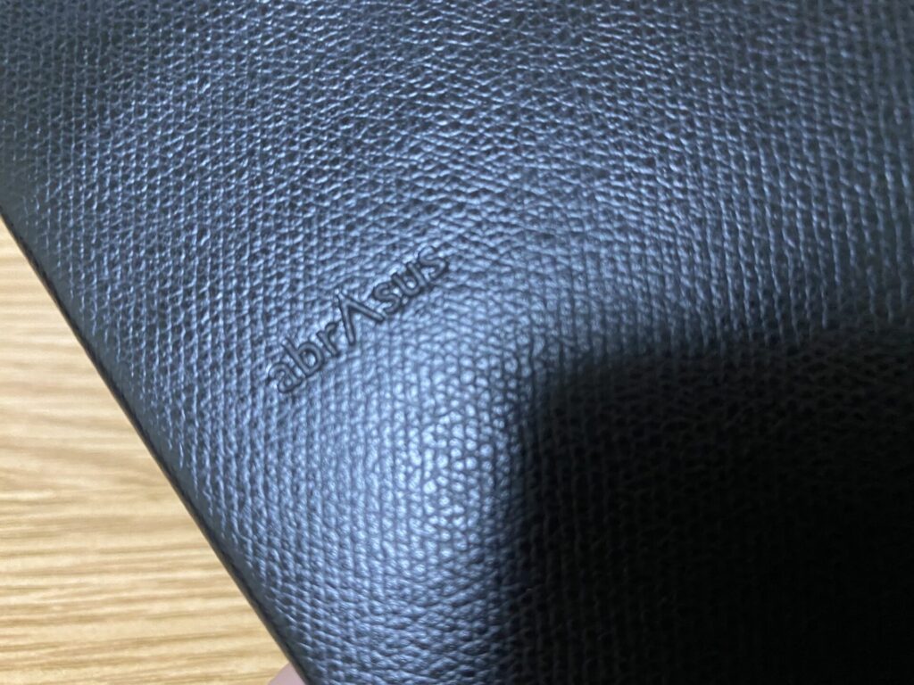 アブラサスの薄い長財布はエンボス加工がされている。
