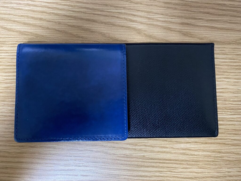 アブラサスの薄い長財布と薄いマネークリップの大きさ比較。長財布はマネークリップの倍の面積である。