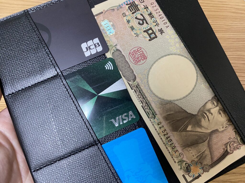 アブラサスの薄い長財布にカードとお札を入れてみた。