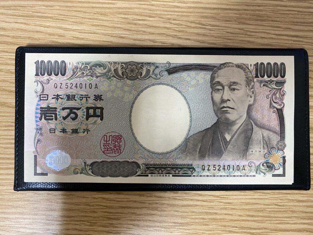 アブラサスの薄い長財布の大きさは1万円札より少し大きいくらい。