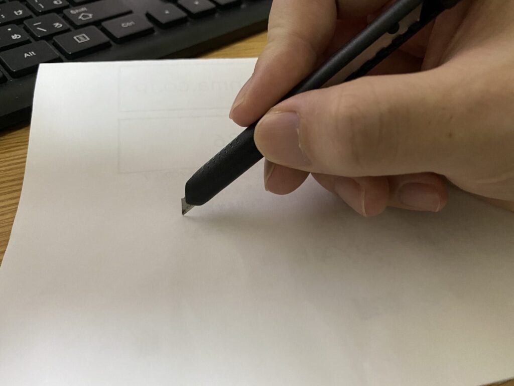 ミドリのペンカッターは細くて持ちやすい。