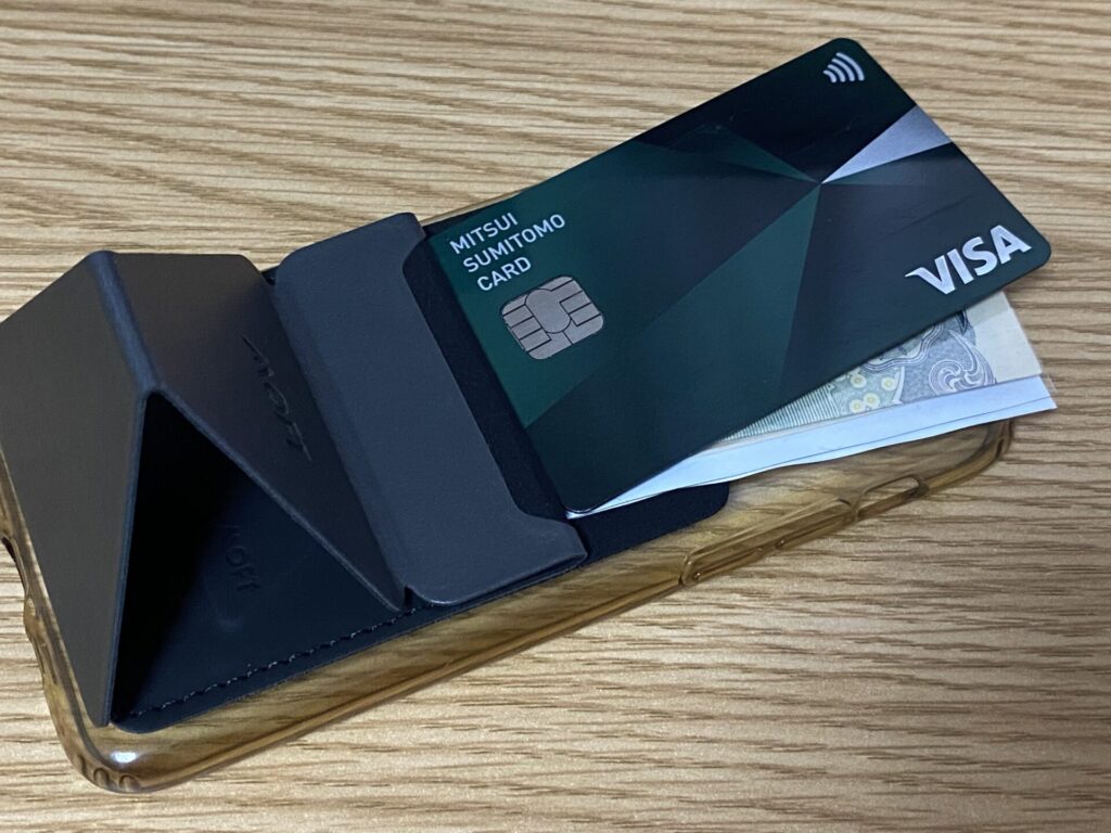 MOFT Xはスマホスタンドとして販売されているが、クレジットカードやお札を収納できるスペースあり、財布代わりに使用できる