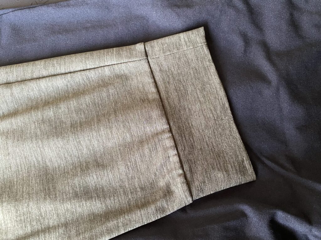 ウルトラストレッチアクティブジョガーパンツは裾がゴムで絞ってあります。