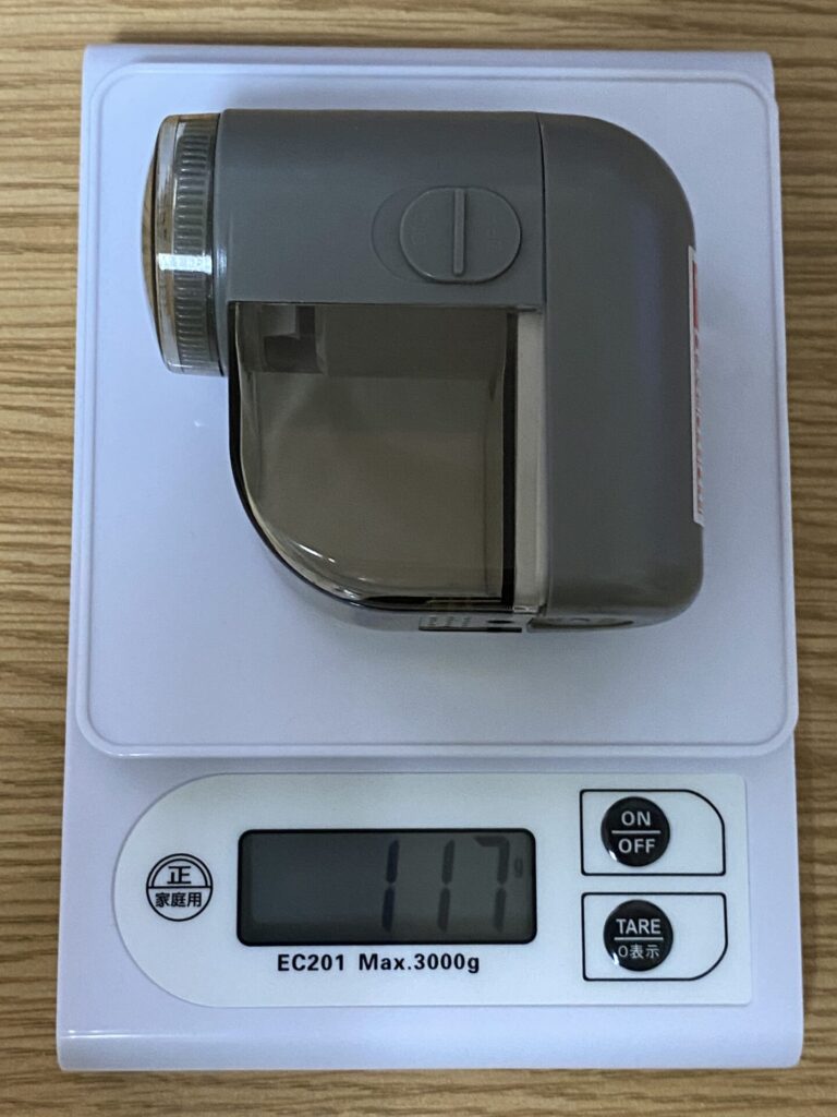 ダイソー毛玉処理機の重量測定（電池込み）