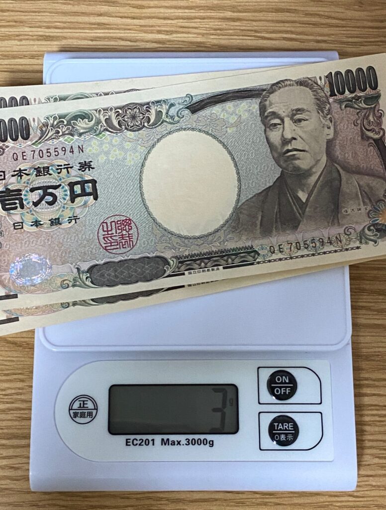 ダイソーのキッチンスケールで1万円札を3枚計量