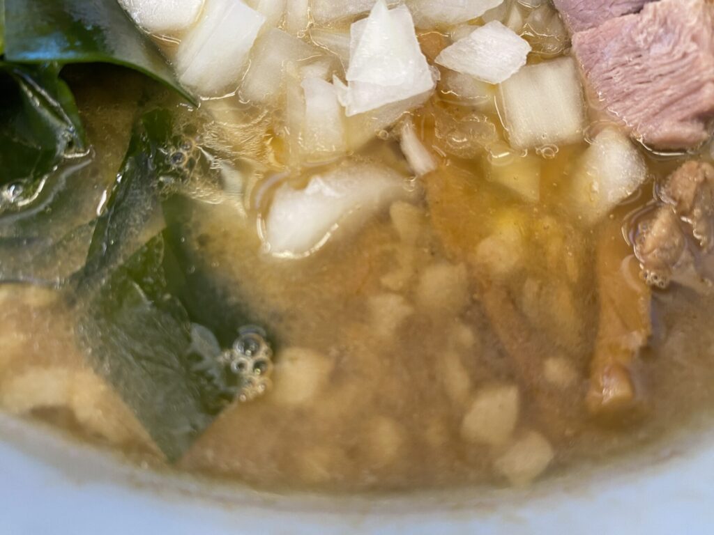 山岡家プレミアム醤油とんこつラーメンのスープには背油が入っている。