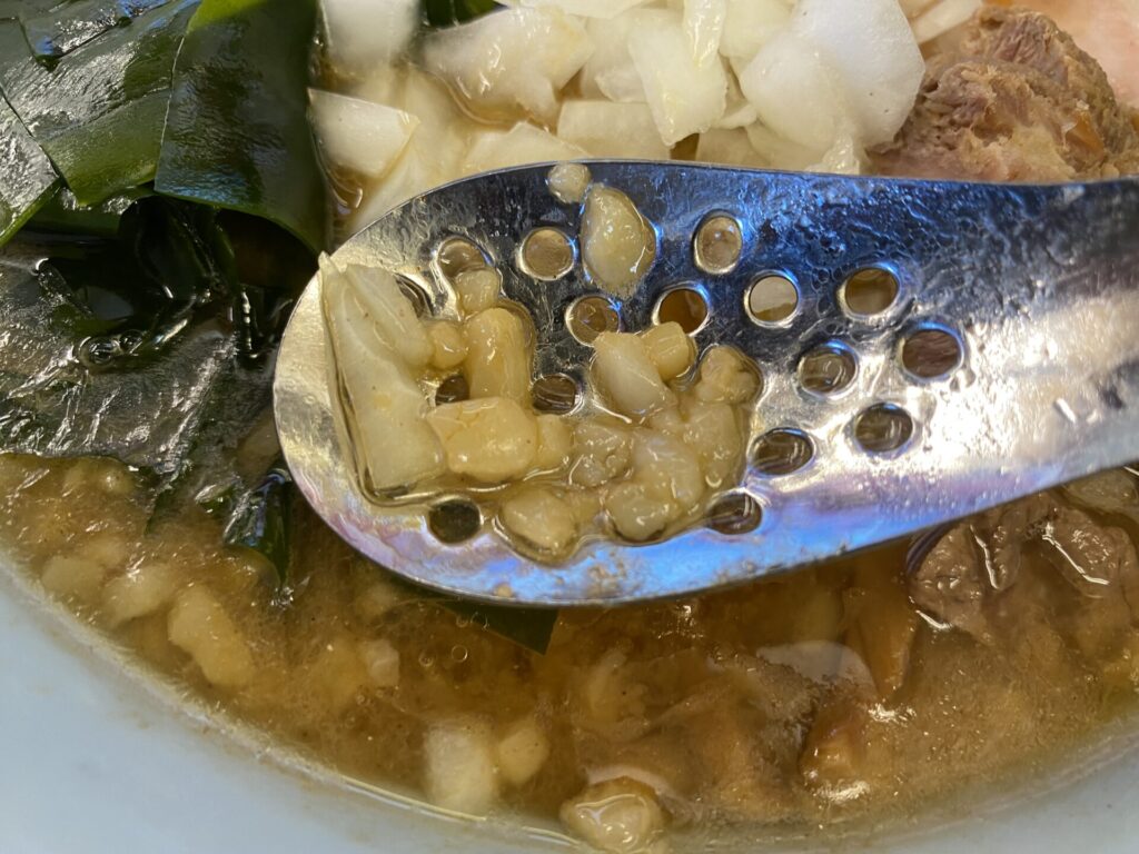 山岡家のプレミアム醤油とんこつラーメンのスープには背油が入っています。