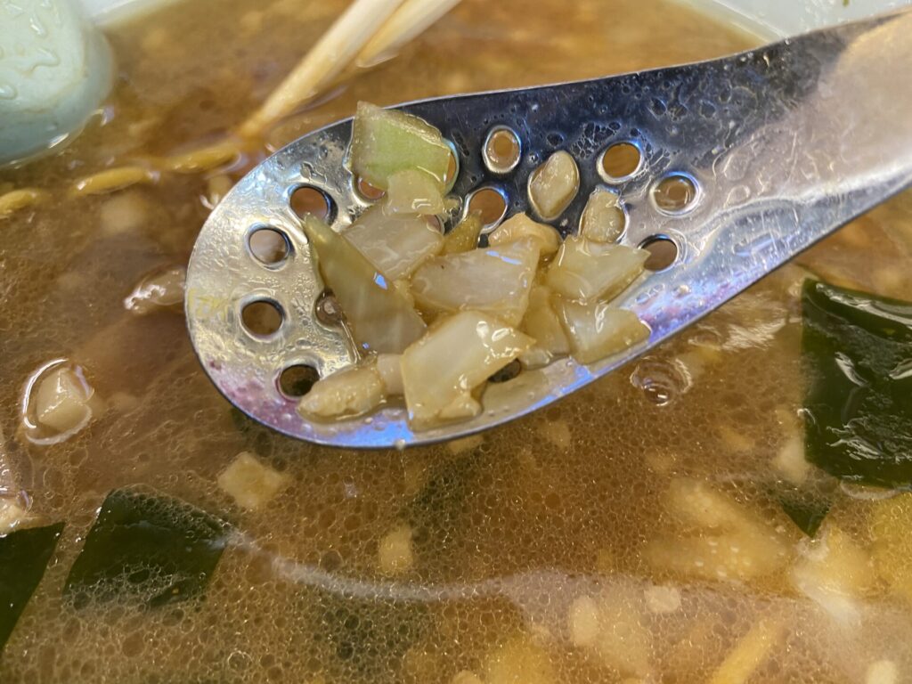 刻み玉ねぎをスープに染み込ませると美味しい。