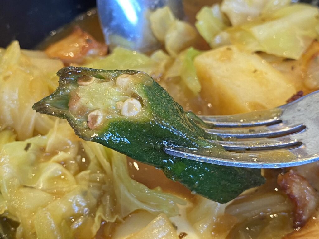 ココイチのスープカレーのオクラ。カレースープが染み込んで苦手な方でも食べられる。