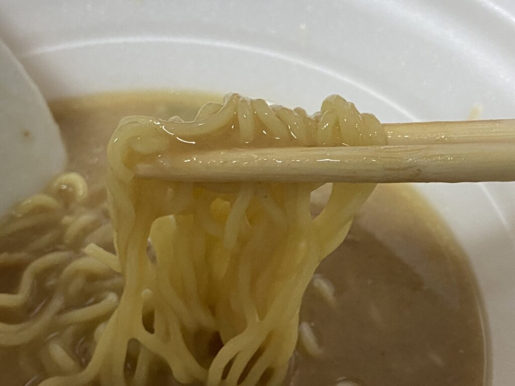 天下一品のカップラーメンは麺にスープが絡みつく。