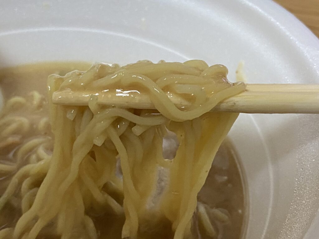 天下一品のカップラーメンはスープにトロミがあるので麺に絡みます。
