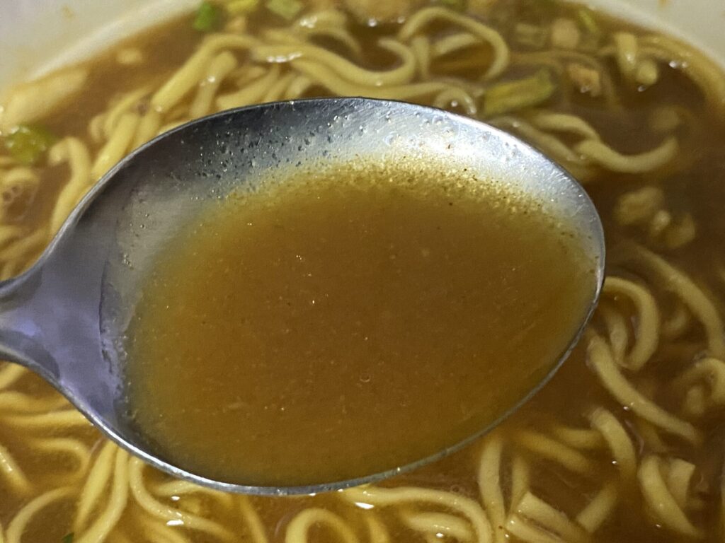 ココイチのカップラーメンのスープ。僅かにトロミがありピリッとしている。