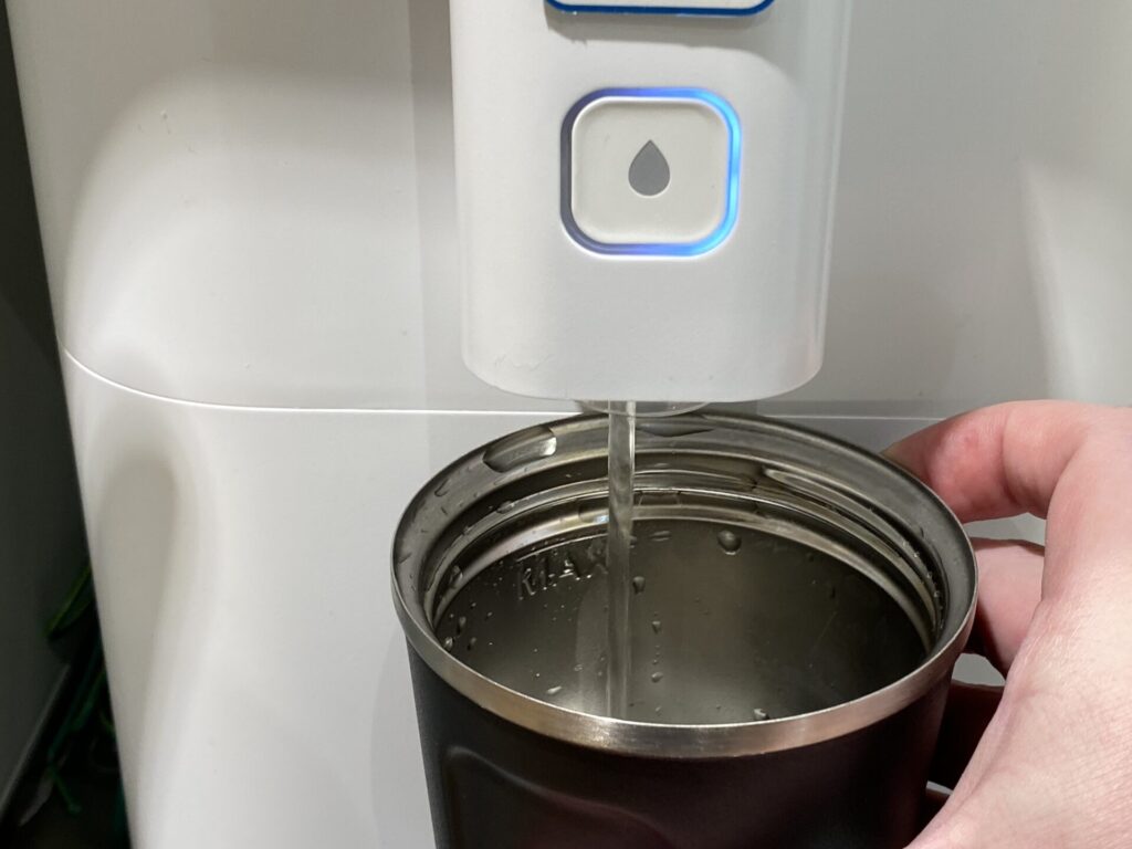 無印良品の給水機は給水ボタンを押すと自動的に水が出続けます。