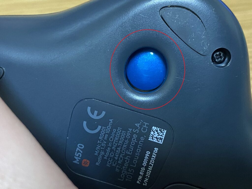 トラックボールの裏にボールを外す穴があるタイプ。