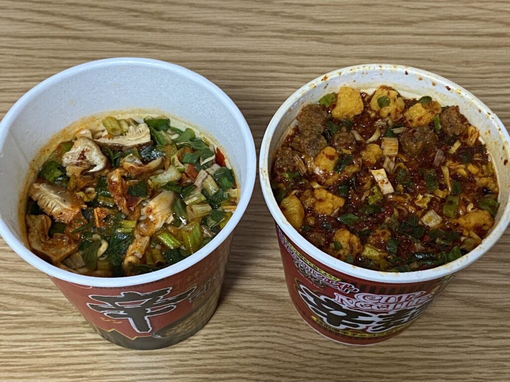 左が韓国の辛ラーメン、右が日清のカップヌードル辛麺