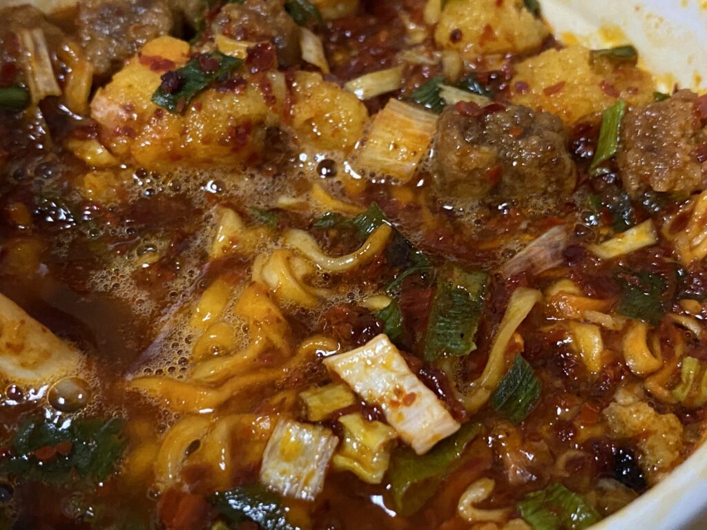 カップヌードル辛麺のスープは唐辛子で赤く染まっている