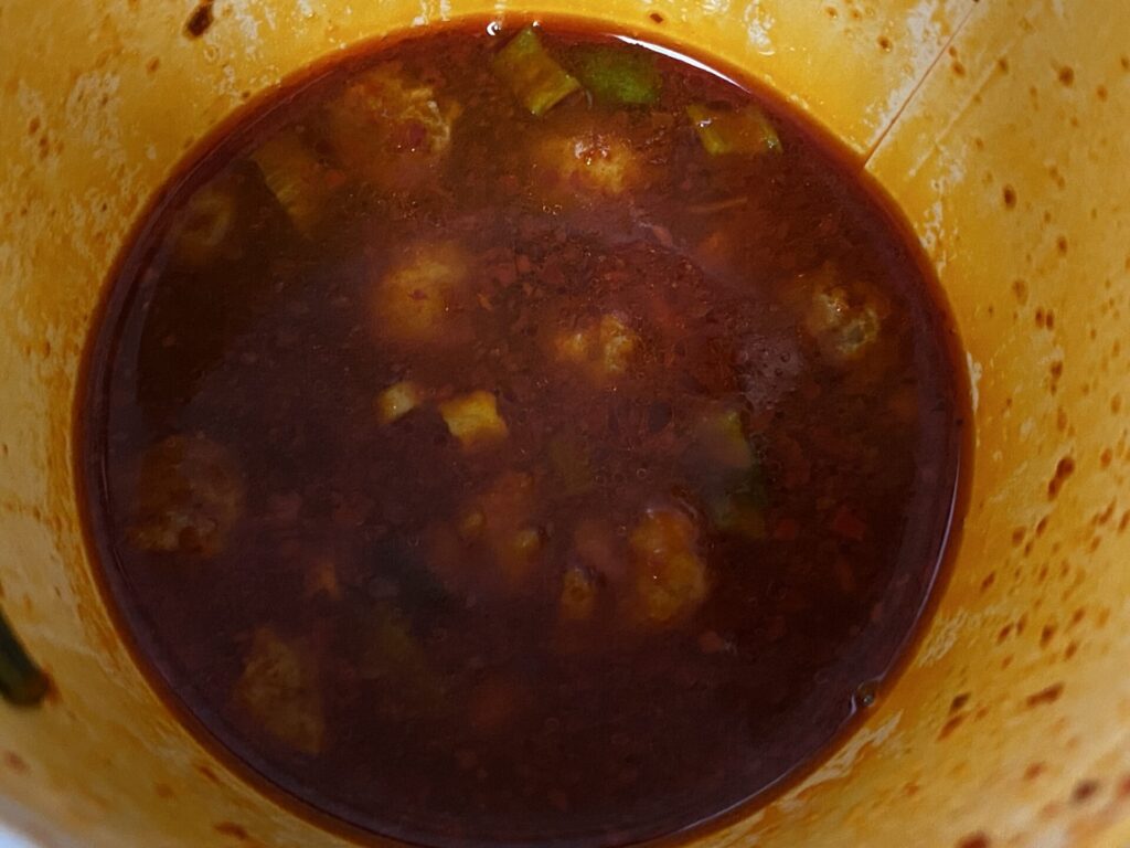 日清のカップヌードル辛麺のスープは唐辛子で赤い色。非常に辛い。