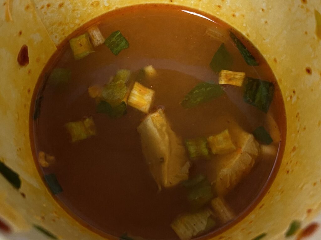 韓国の辛ラーメンは日清のカップヌードル辛麺に比べるとスープが赤くない。それほど辛くない