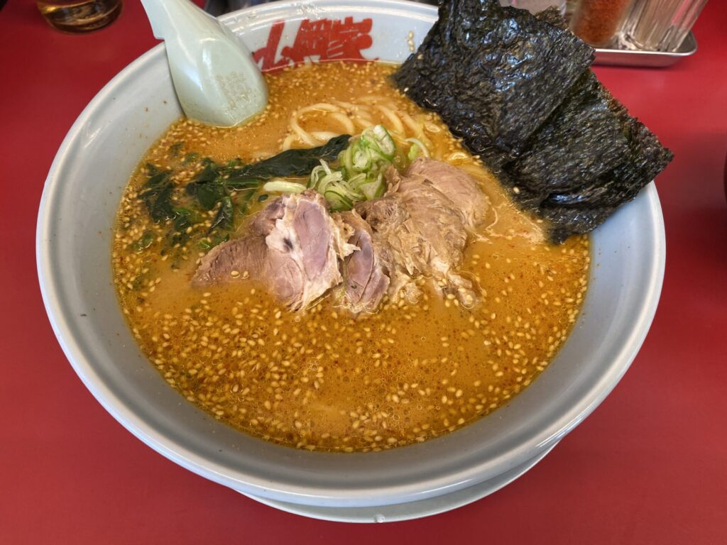 山岡家の特性味噌ラーメンは醤油ラーメンと人気を二分する味である。価格が同じなら1番かもしれない。