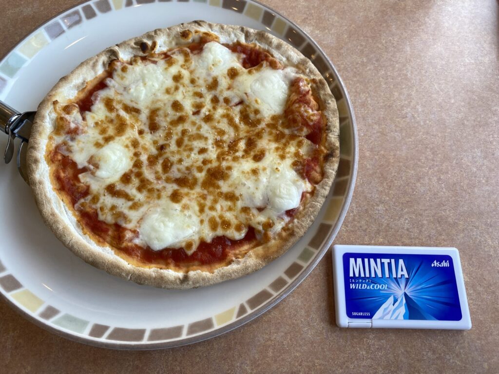 サイゼリヤのピザの大きさ。ミンティアとの比較。