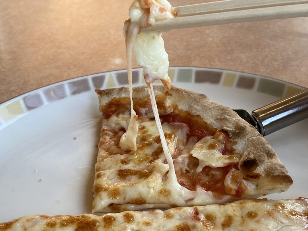 マルゲリータピザはチーズがたっぷり乗せられている。