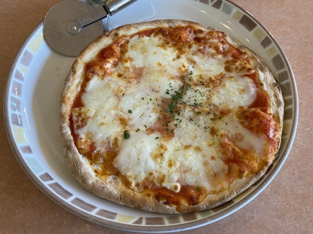 サイゼリヤのバッファローモッツァレラのピザ。