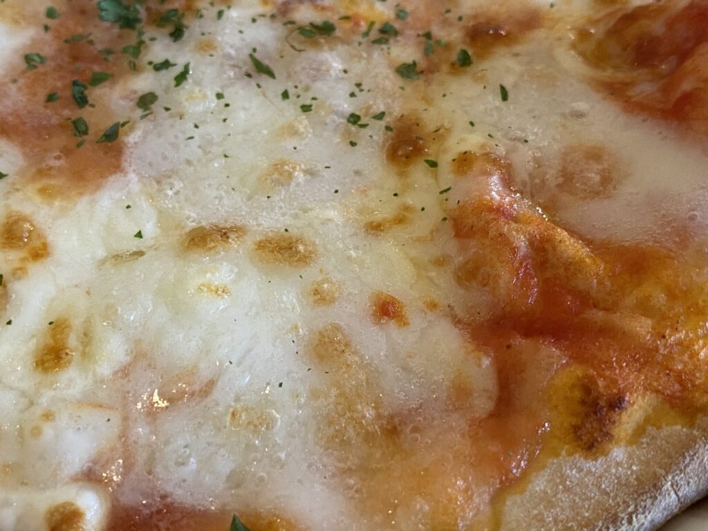 マルゲリータピザと同様にチーズがしっかりと焼かれている。