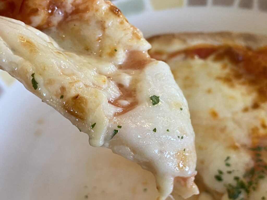 バッファローモッツァレラのピザはマルゲリータピザと比べチーズの量が多い。