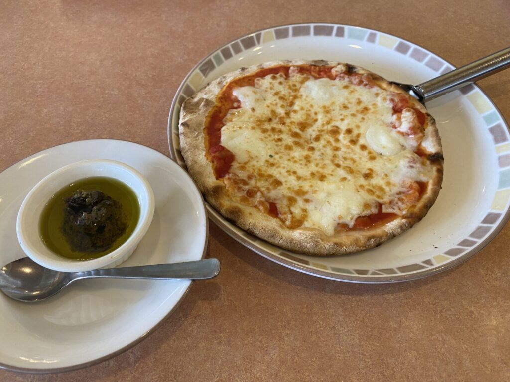 サイゼリヤのオリーブアンチョビのマルゲリータピザ。