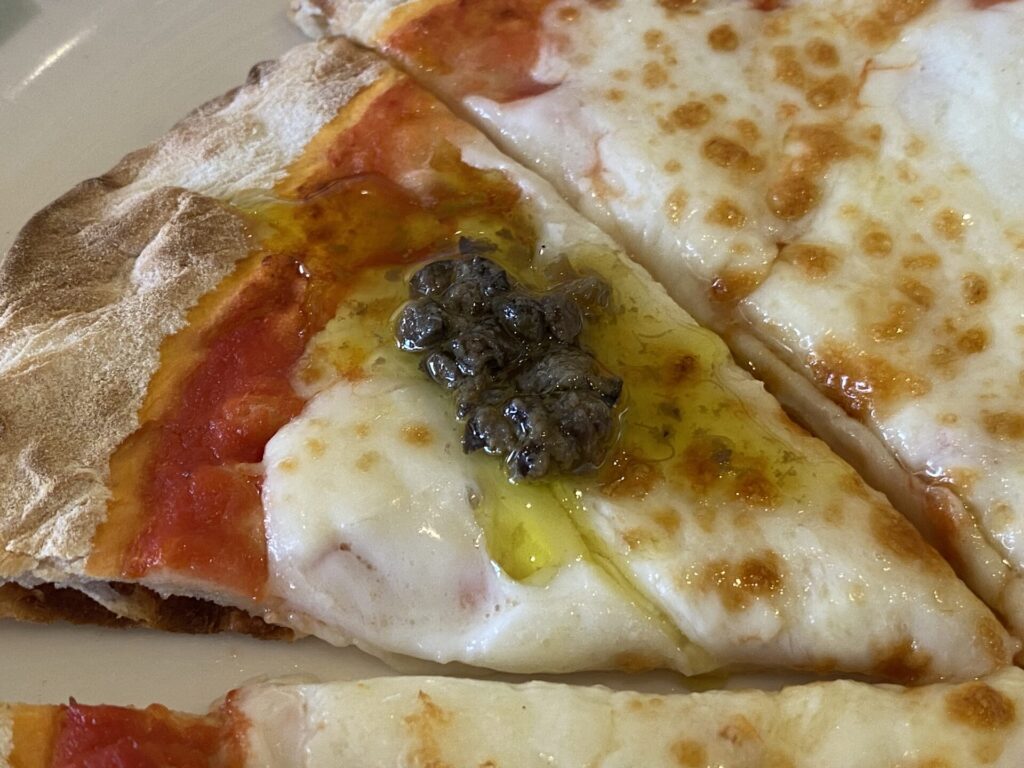 オリーブオイルとアンチョビをお好みでピザに乗せて食べる。