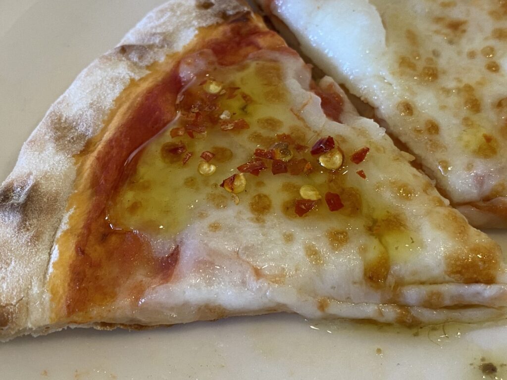 オリーブオイルに浸した唐辛子チップをピザに乗せると美味しい。