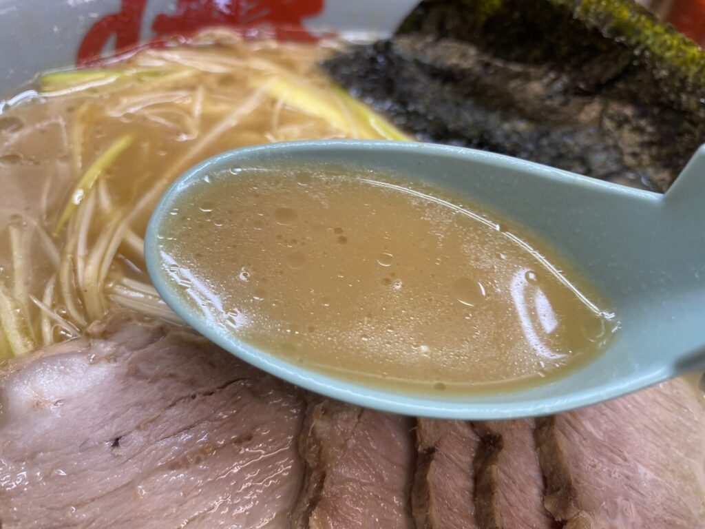 山岡家のスープは独自の豚骨スープ