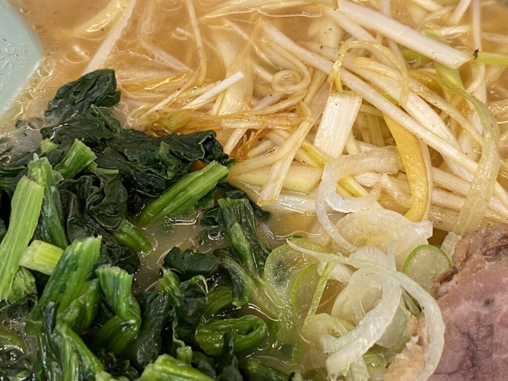 山岡家の具材は白髪ねぎやほうれん草にスープが染み込んで美味しい。