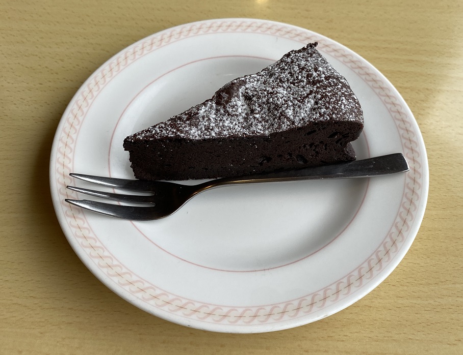 ジョイフルのチョコレートケーキ。誕生日クーポンでもらうことができる。