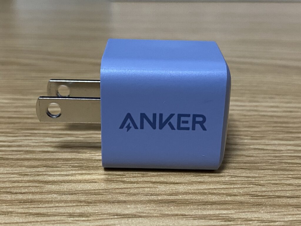 Ankerの充電器、PowerPort III Nano 20Wの側面