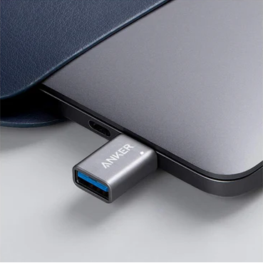 「Anker USB-C & USB-A 変換アダプタ (USB3.0対応) 」はメタリックなボディで高級感がある