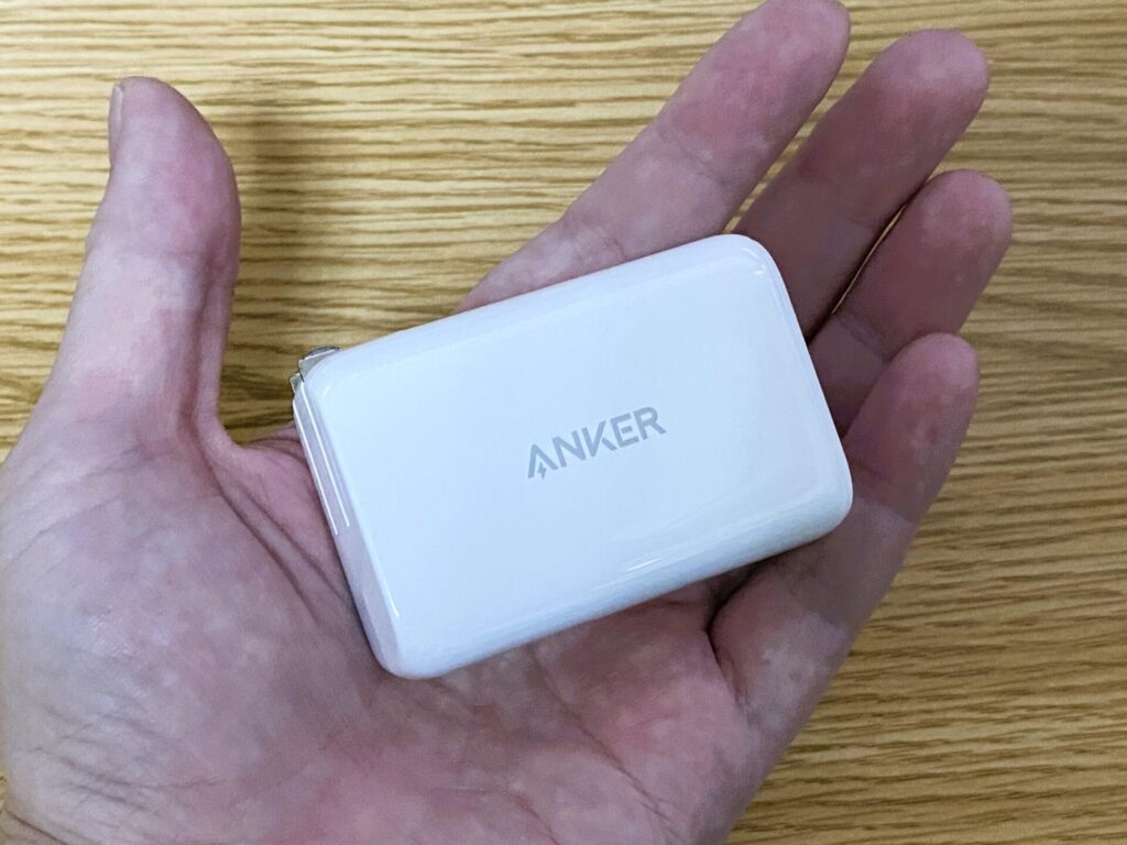 Anker-PowerPort-IIIはコンパクトで小さい手のひらサイズ