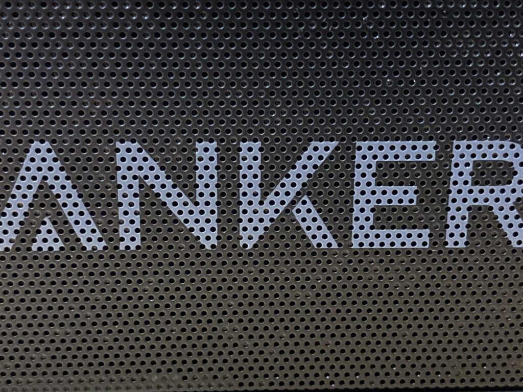 Anker SoundCore 2の全面は金網メッシュとなっている