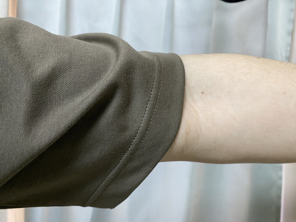ユニクロのエアリズムコットンオーバーサーズTシャツ（5分袖）の袖の長さ