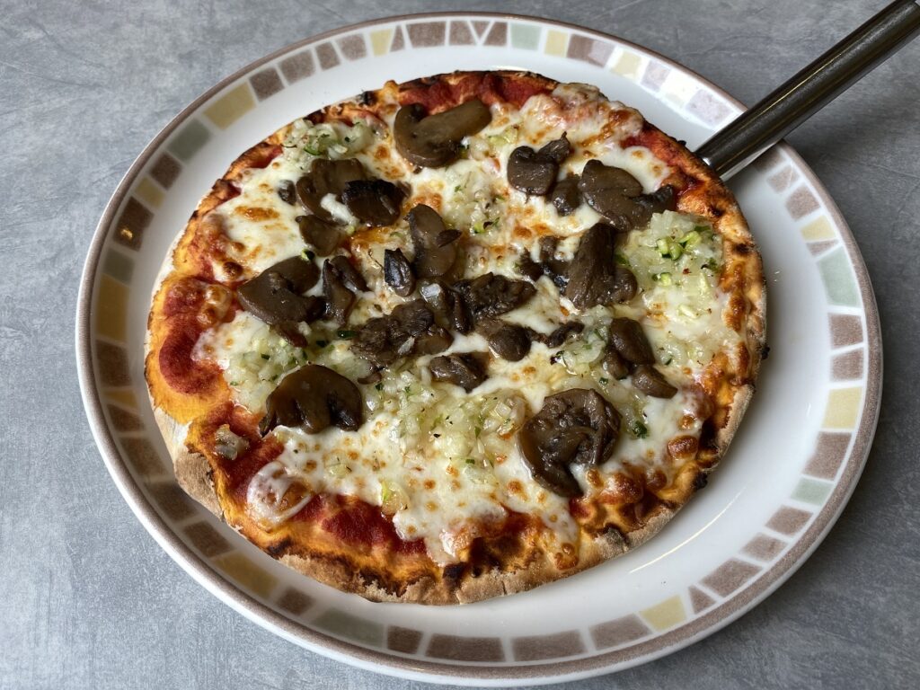 サイゼリヤの野菜ときのこのピザ