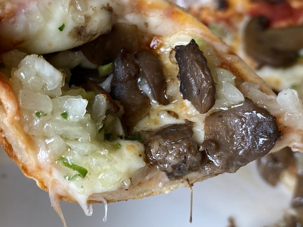 サイゼリヤの野菜ときのこのピザはきのこがたっぷり