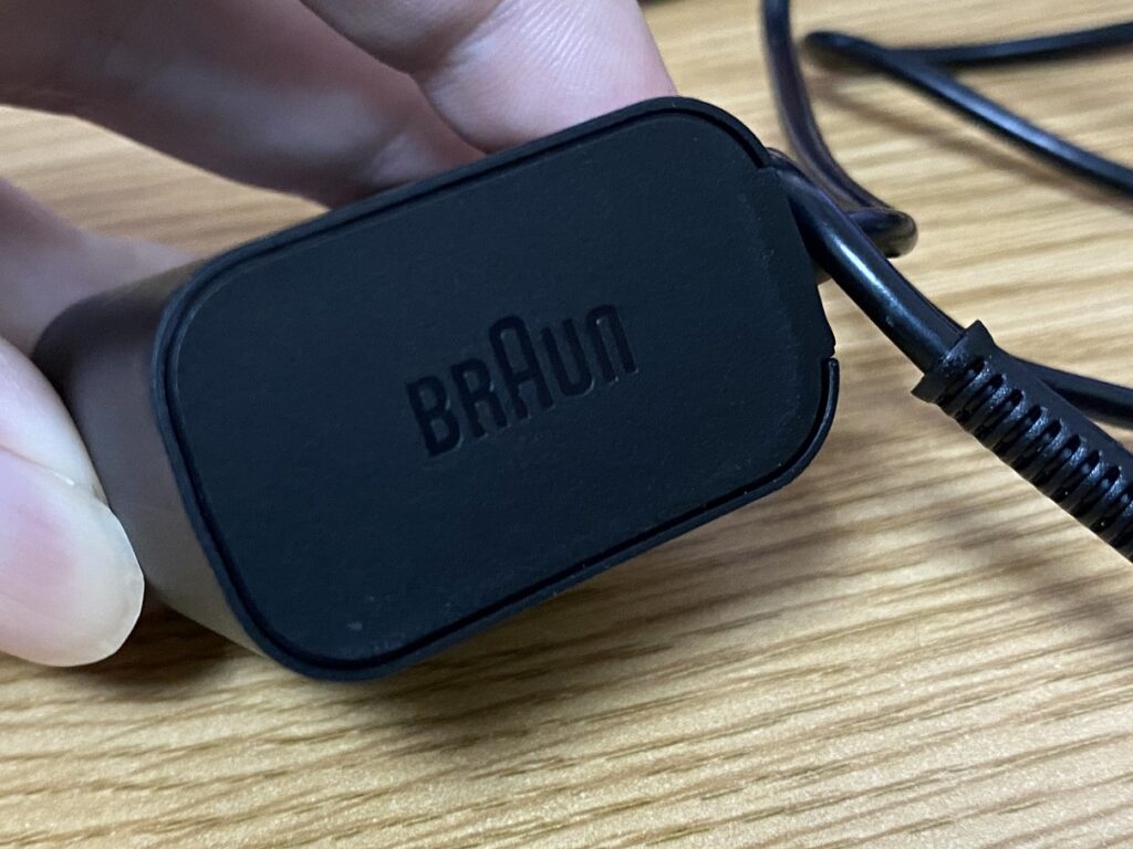 Braun mini（ブラウン ミニ）の充電ケーブルにはブラウンの文字が記載されている