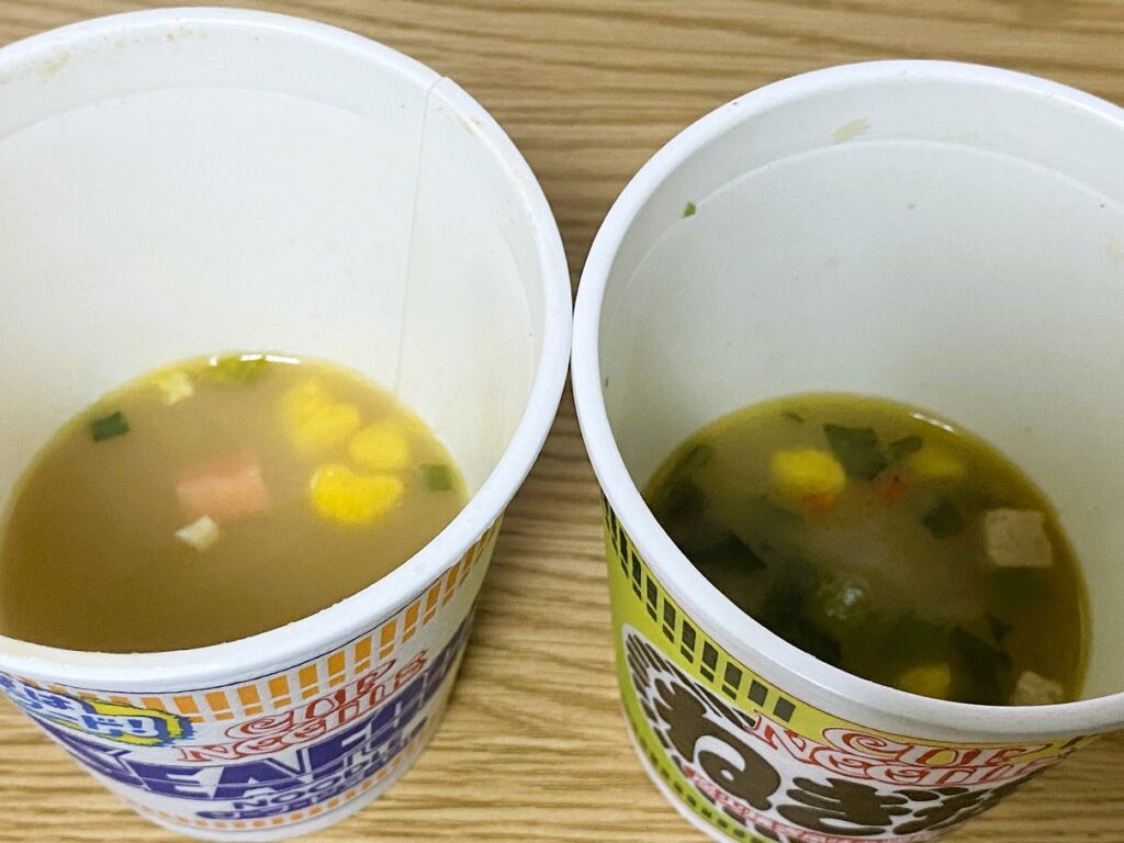 カップヌードルねぎ塩とシーフードはねぎ塩の方がスープが濃い。