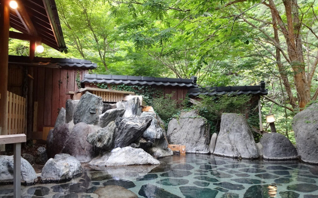 ホテル湯西川の露天風呂。