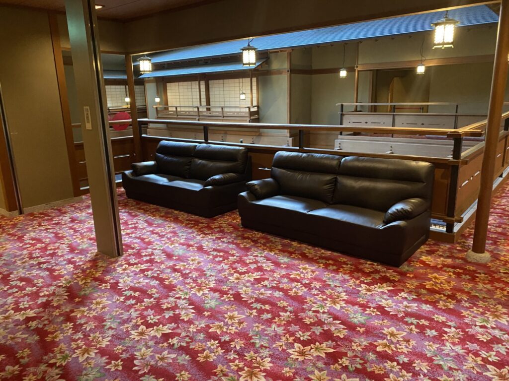 ホテル湯西川の共用ソファ（2階）