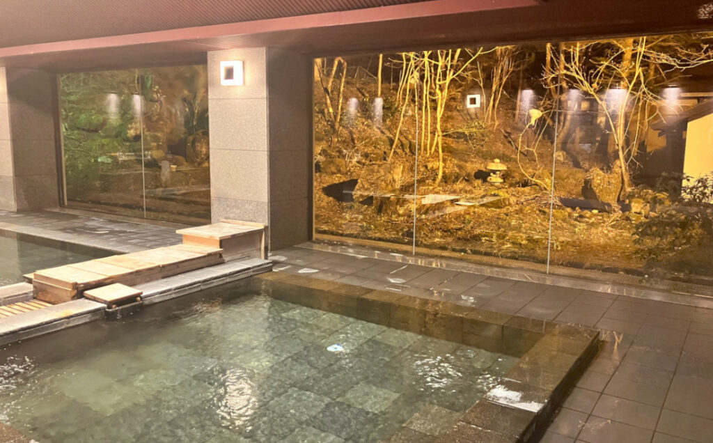 ホテル湯西川の大浴場。夜はライトアップされて景観を楽しめます。