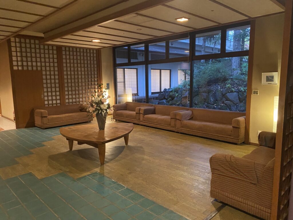 ホテル湯西川の共用ソファ（1階）