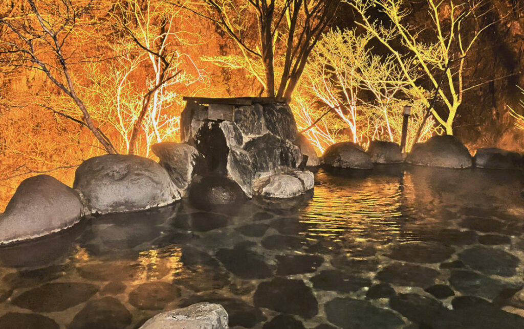 ホテル湯西川の露天風呂。ライトアップされて幻想的です。