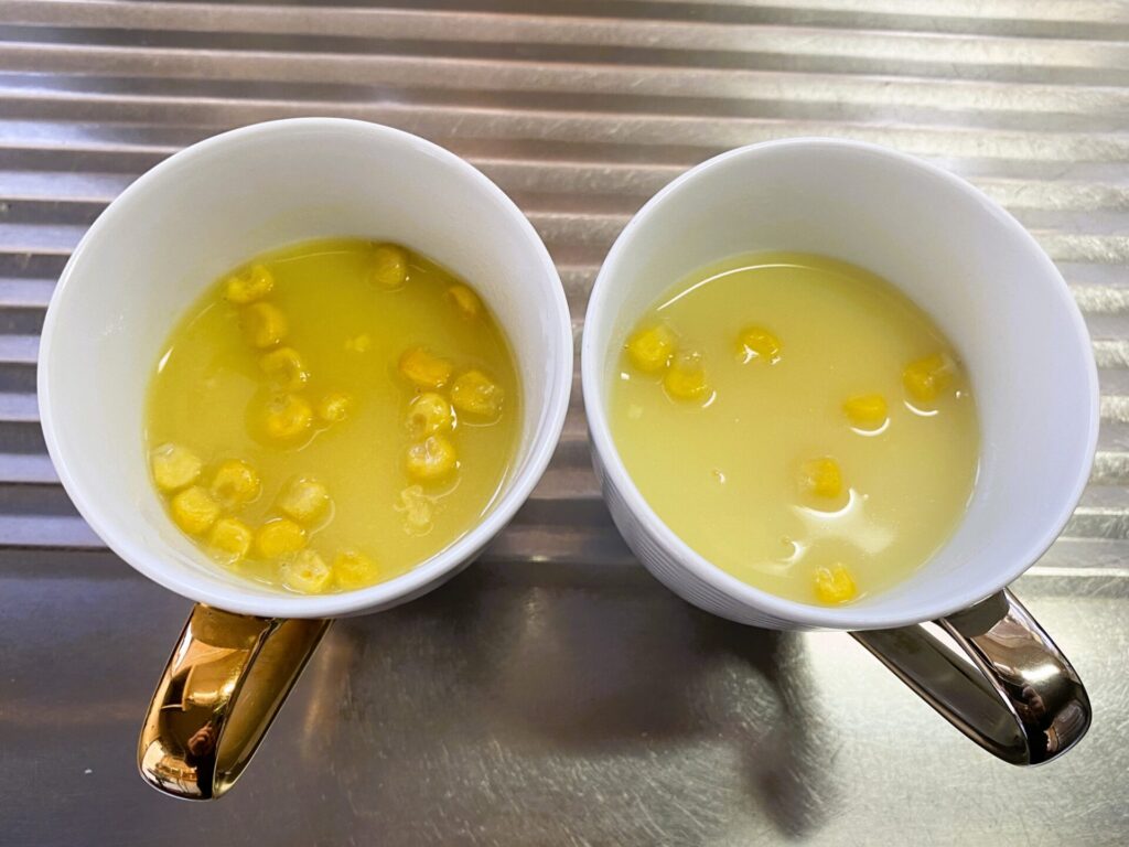 業務スーパーのコーンポタージュとクノールカップスープの比較（スープの状態）